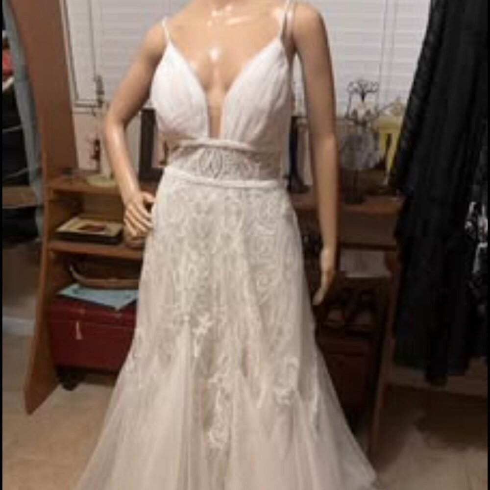 No TAG High End Size 6 Ida Torez Wedding gown from "Your Intention Collection"